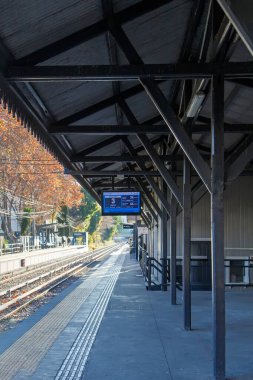Metal çatı altında boş tren istasyonu platformu
