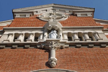 Süslü taş heykellerin yer aldığı tarihi tuğla bina