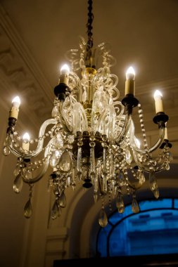 Zarif odada asılı duran süslü kristal avize.