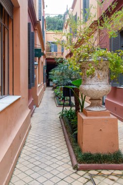 Renkli konut binaları arasındaki dar kaldırım taşı geçidi
