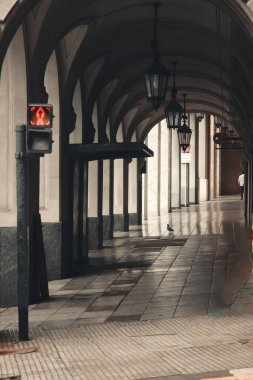 Boş kemerli yürüyüş yolu yağmurdan sonra ışığı yansıtıyor