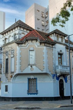 Süslü mimari detayların yer aldığı tarihi köşe binası