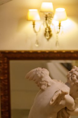 Mermer melek heykeli yansıyor süslü aynada