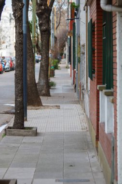 Tuğla binaların yanında sakin şehir kaldırımı