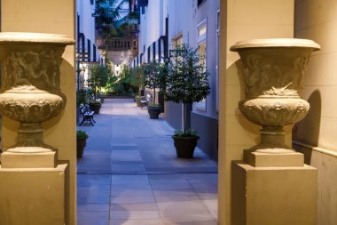 Taş vazolar arasında akşam avlusu manzarası