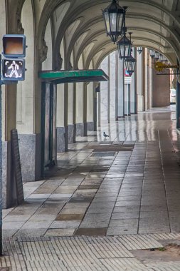 Kemerli yürüyüş yolu desenli fayanslar ve asılı fenerler