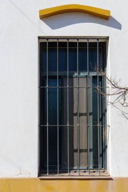 Güneş ışığıyla aydınlatılmış pencere keskin gölgeler bırakıyor