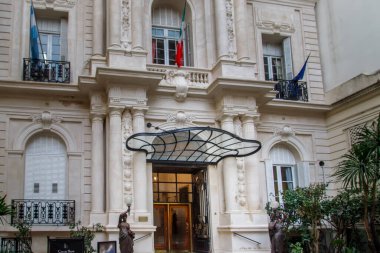 Cam gölgelikli tarihi bina girişini süsleyin.