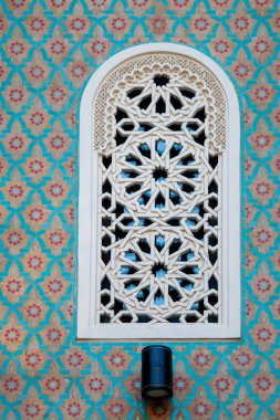 Süslü kemerli pencere desenli duvara ayarlı