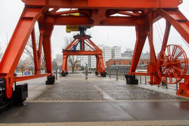 Rıhtıma yakın büyük turuncu turuncu vinç.