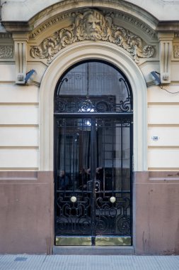 İşlenmiş demirle döşenmiş süslü kapı aralığı.