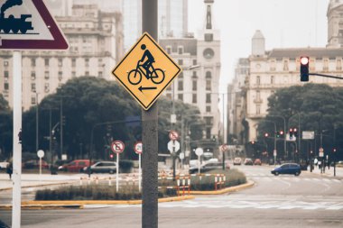 Bisiklet geçişi uyarısı içeren şehir kavşağı