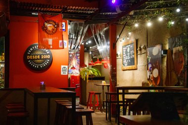 Asılı ışıkların yer aldığı renkli boş bar içi