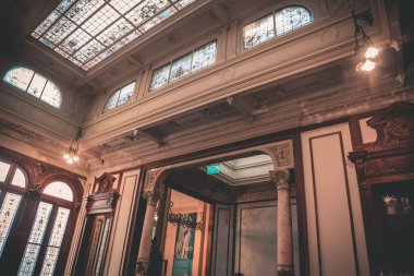 Tarihi bina içindeki sütunları ve tavanı süsleyin