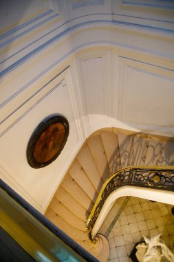 Süslü korkuluklu ve fayanslı sarmal merdiven