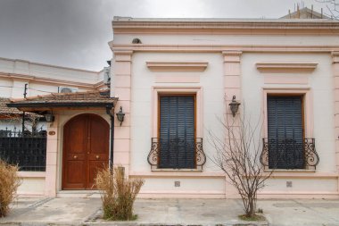 Kemerli kapı ve pencerelere sahip tarihi bir ev.