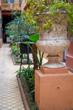 Dışarıdaki fayanslı geçidin yanında büyük bir taş dikici var.