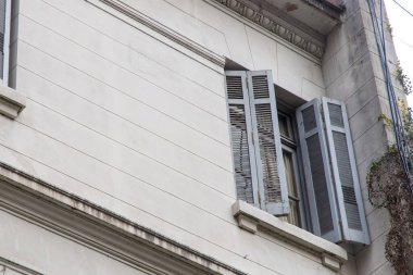 Eski beyaz binanın dış penceresini aç