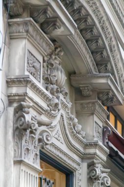 Bina girişinin üstündeki dekoratif taş mimari detayları