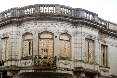 Süslü balkonlu terk edilmiş tarihi bina.