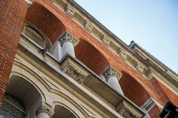 Süslü tuğla bina kemerlerine bakıyorum.