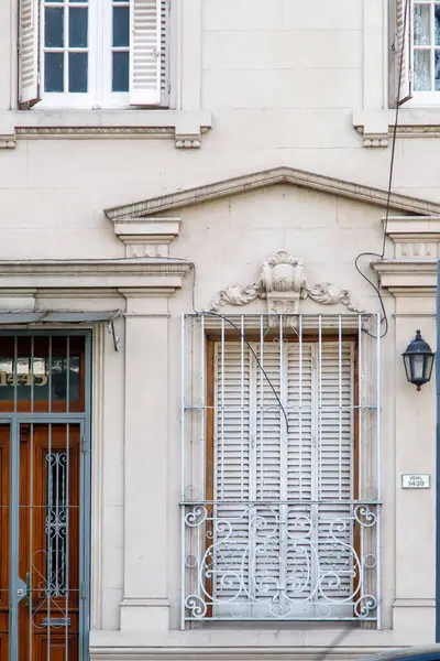 Dekoratif pencere panjurları ve dekoratif demir ızgaralar