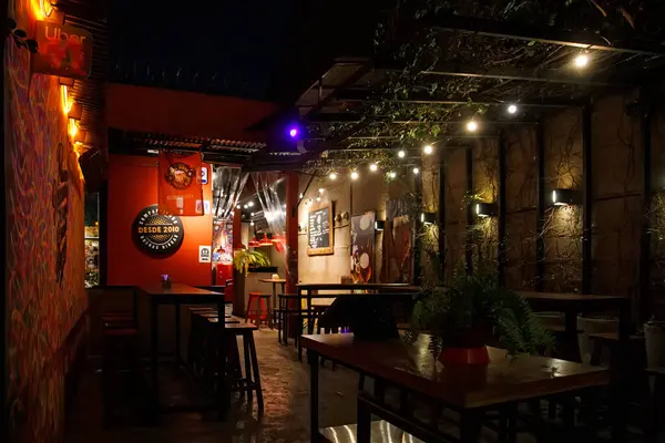 Tel ışıkların altında parlayan açık hava restoran verandası