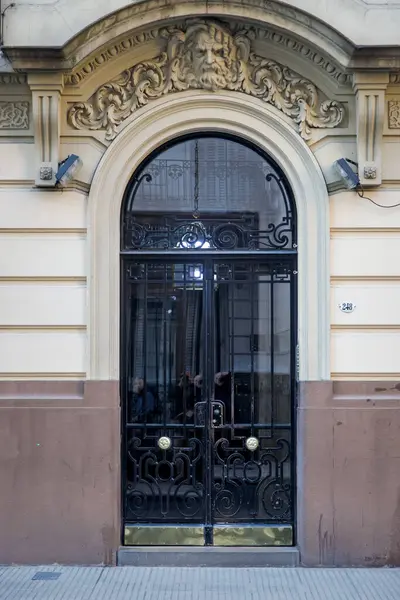 İşlenmiş demirle döşenmiş süslü kapı aralığı.