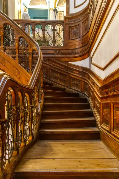 Tarihi binada dönen ahşap merdivenleri süsleyin.