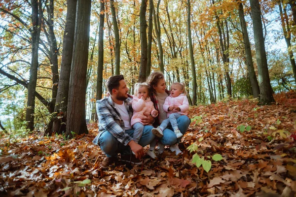Eine Familie Geht Mit Zwei Kleinen Zwillingsschwestern Mitten Der Herbstlichen — Stockfoto