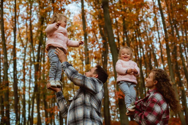 Семья Гуляет Посреди Осенней Природы Двумя Маленькими Сестрами Близнецами — стоковое фото