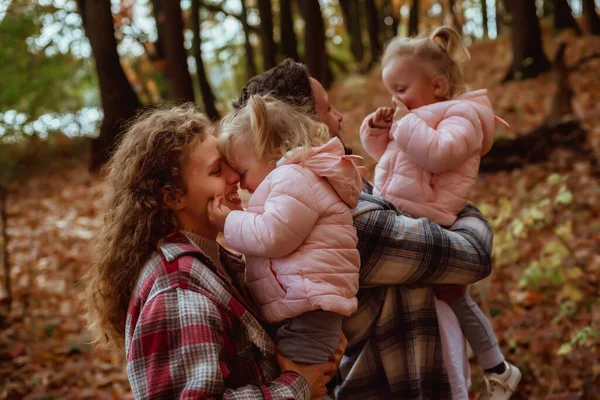 Eine Familie Geht Mit Zwei Kleinen Zwillingsschwestern Mitten Der Herbstlichen — Stockfoto