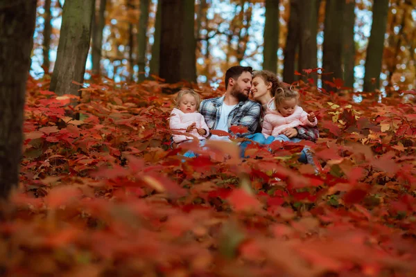 Family Walking Middle Autumn Nature Two Little Twin Sisters — Stock Photo, Image