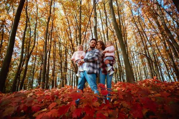 Семья Гуляет Посреди Осенней Природы Двумя Маленькими Сестрами Близнецами — стоковое фото