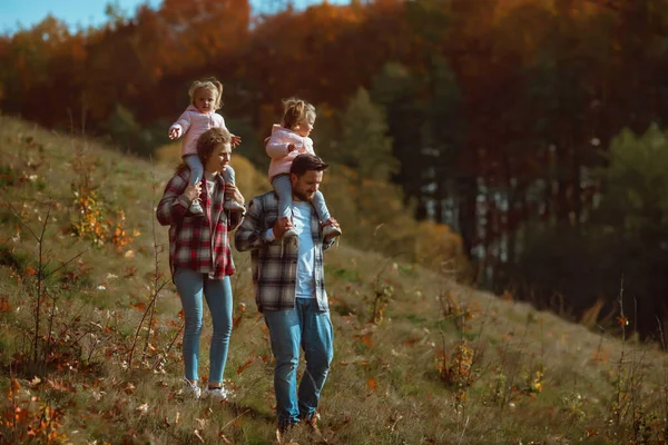 Una Familia Está Caminando Medio Naturaleza Otoñal Con Dos Hermanitas — Foto de Stock