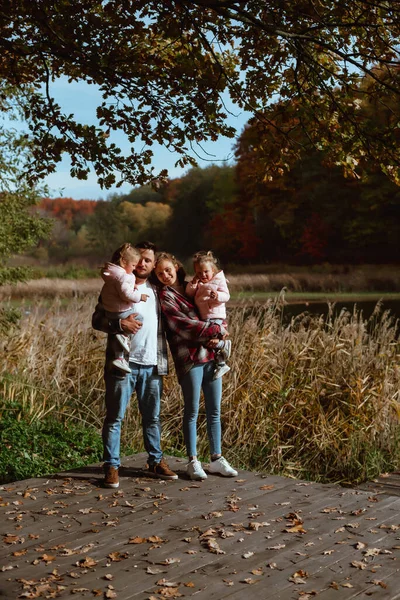 Familie Går Midten Efteråret Naturen Med Små Tvillingesøstre - Stock-foto