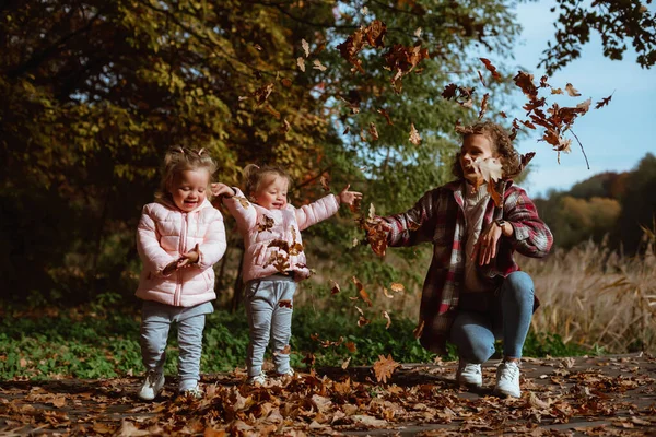 Uma Família Está Andando Meio Natureza Outono Com Duas Irmãs — Fotografia de Stock