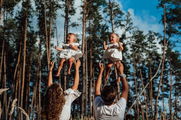 Eine Familie Wandert Mitten Der Natur Mit Zwei Kindern Zwillingsschwestern — Stockfoto