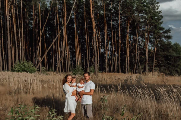 Eine Familie Wandert Mitten Der Natur Mit Zwei Kindern Zwillingsschwestern — Stockfoto