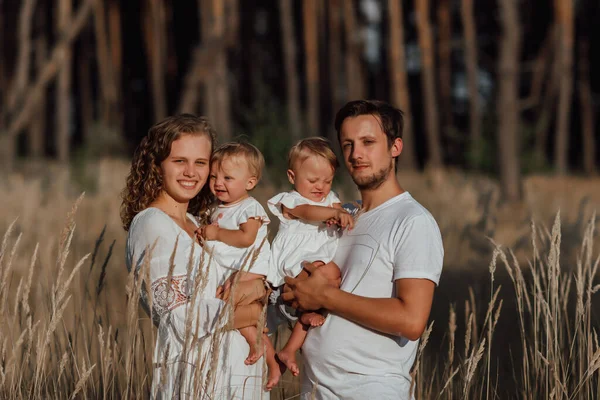 Una Famiglia Passeggia Mezzo Alla Natura Con Due Bambini Sorelle — Foto Stock
