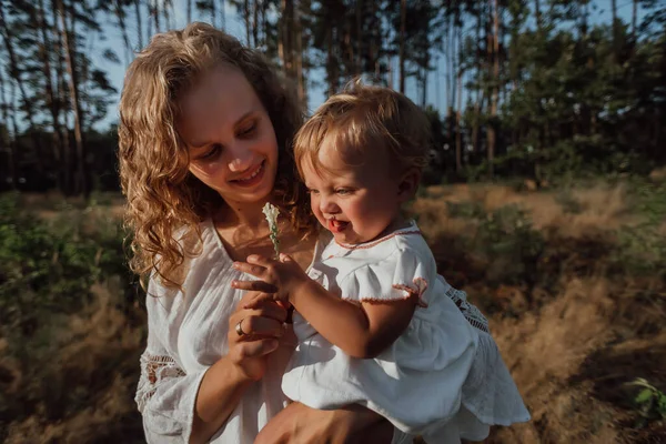 Een Gezin Wandelt Midden Natuur Met Twee Kinderen Tweelingzussen Moeder — Stockfoto