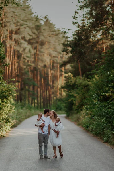 Una Familia Camina Medio Naturaleza Con Dos Niños Hermanas Gemelas — Foto de Stock