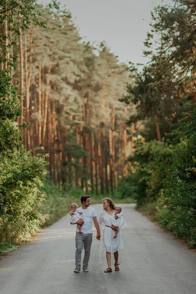 Eine Familie Geht Mit Zwei Kindern Zwillingsschwestern Mitten Der Natur — Stockfoto