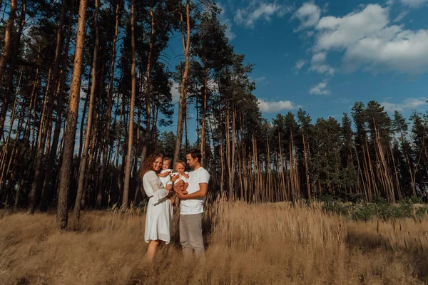 Sebuah Keluarga Berjalan Tengah Alam Dengan Dua Anak Saudara Kembar — Stok Foto