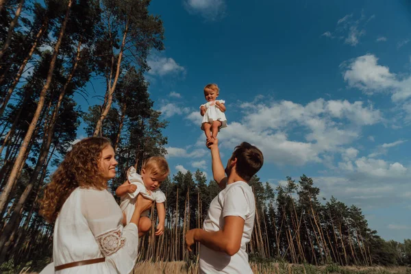 Family Walks Middle Nature Two Children Twin Sisters Daughter Stands — Stock Photo, Image