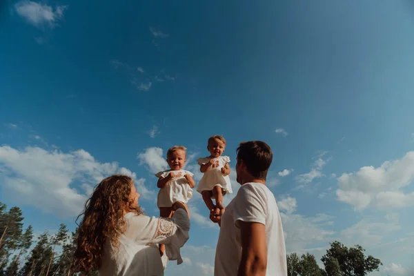 Una Familia Camina Medio Naturaleza Con Dos Niños Hermanas Gemelas — Foto de Stock