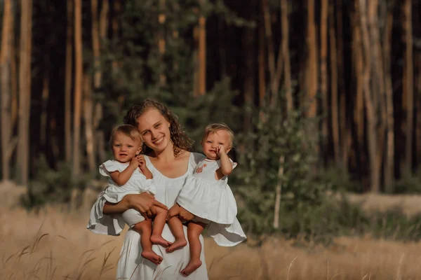 Eine Familie Geht Mitten Der Natur Mit Zwei Kindern Zwillingsschwestern — Stockfoto