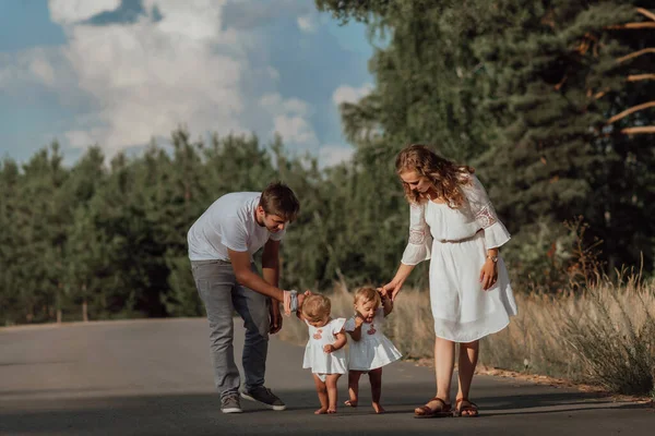 Family Walks Middle Nature Two Children Twin Sisters Parents Lead — Stock Photo, Image