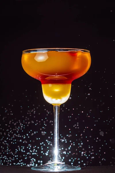 Alkoholhaltig Cocktail Glasbehållare Bakgrunden Svart Vägg Och Droppar Vatten — Stockfoto