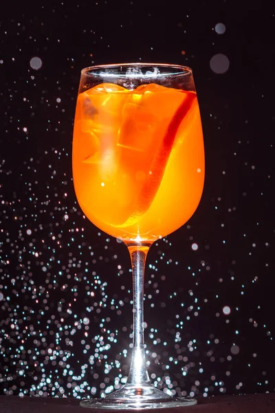 Alcoholische Cocktail Een Glazen Container Achtergrond Van Een Zwarte Muur — Stockfoto